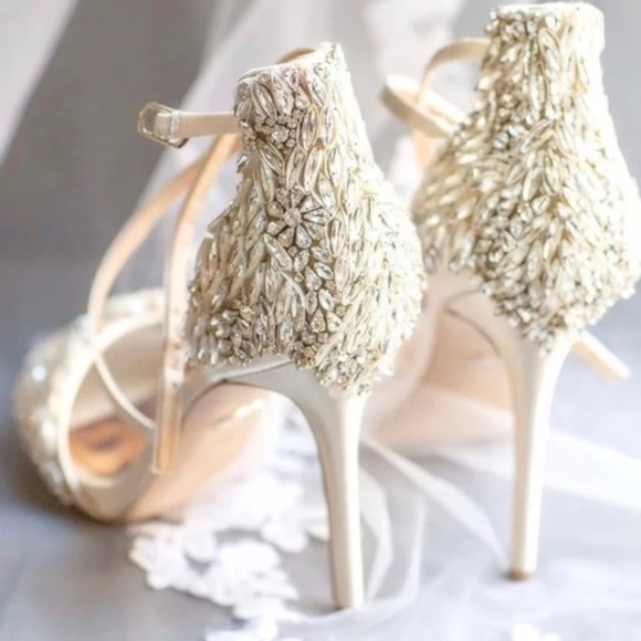 Badgley Mischka Satin Tampa Ivory Crystal Ankle Strap Stiletto Sandals N… - Picture 3 of 15